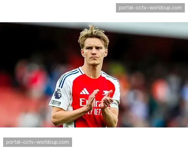 更衣室特写：阿森纳队长厄德高在白板上为年轻队友讲解压迫跑位