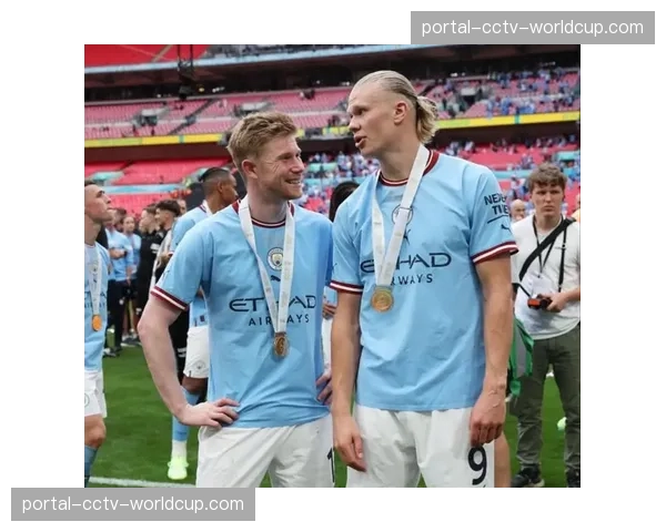 慢镜重放:捕捉哈兰德接德布劳内直塞前,那一次欺骗性的反越位启动瞬间 慢镜重放:捕捉哈兰德接德布劳内直塞前,那一次欺骗性的反越位启动瞬间